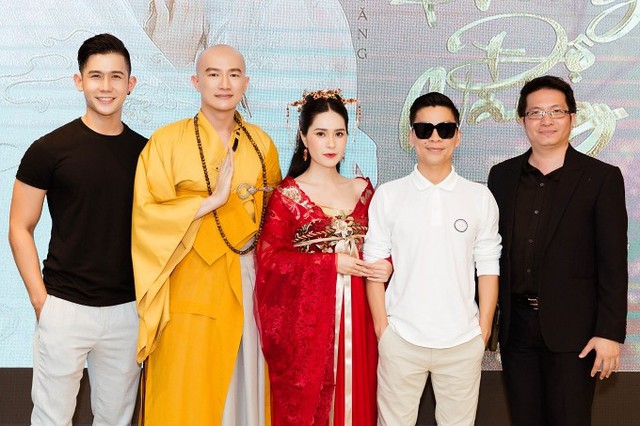 Nhà thiết kế Adrian Anh Tuấn (áo trắng) dành theo gian đến theo dõi MV mới của Di Băng.