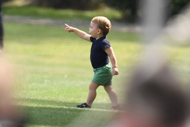 Rời vòng tay mẹ, Louis tự tin chạy nhảy trên bãi cỏ. Louis được mẹ Kate mặc cho chiếc áo để lộ bụng to tròn.
