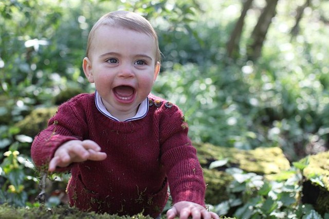 Vào sinh nhật Louis tròn 1 tuổi , Điện Kensington cho đăng bức ảnh hoàng tử nhỏ bò lăn lê trên mặt đất. Cậu bé để lộ bốn chiếc răng cửa mới nhú cùng biểu cảm sinh động, vui tươi.