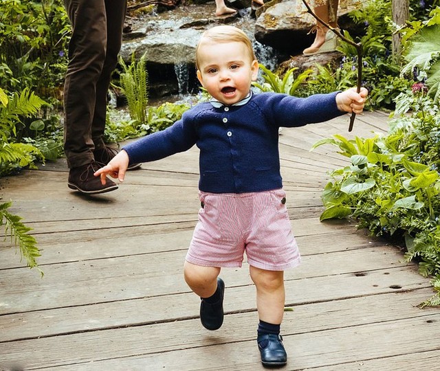 Hoàng tử nhỏ chạy trên con đường gỗ trong khu vườn do chính mẹ Kate góp sức thiết kế và thi công.