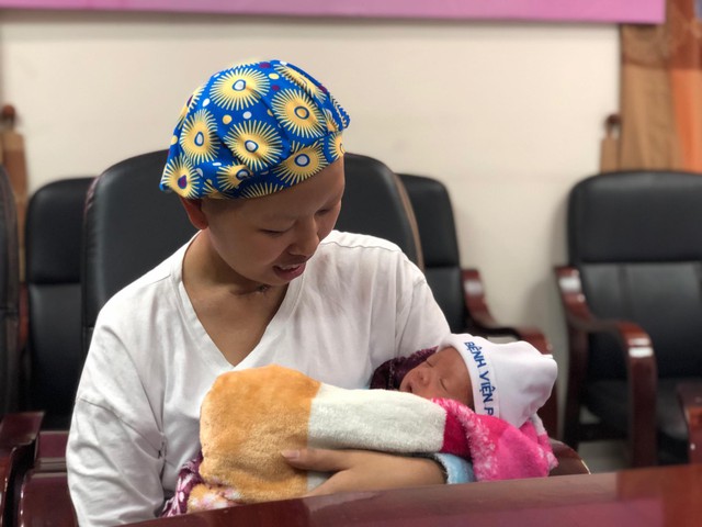 Người mẹ ung thư cùng con trai Bình An lần đầu xuất viện trở về quê - Ảnh 2.