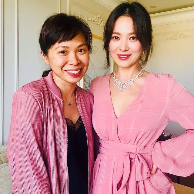 Song Hye Kyo chụp cùng Charlene Co (Tổng biên tập HongKong Tatler)