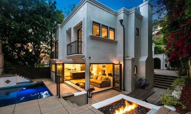 
Biệt thự được xây vào năm 1977, tọa lạc tại chân Đồi Hollywood, có diện tích hơn 330 m2. Qua hơn 30 năm, biệt thự nhiều lần được tu sửa, cải tạo.





Mang phong cách vùng Địa Trung Hải, biệt thự có 4 phòng ngủ, 4 phòng tắm với những đường nét kiến trúc độc đáo, đặc sắc.







Cũng như nhiều bất động sản tại khu Hollywood Hills khác, biệt thự được thiết kế để tối ưu hóa sự riêng tư, được bao quanh bởi những bức tường và hàng cây cao.







Biệt thự sở hữu một nhà xe rộng lớn và hệ thống camera an ninh hiện đại.







Phòng khách mang những màu sắc trẻ trung, năng động, phù hợp với nữ ca sĩ sinh năm 1997 và nổi tiếng với những vũ điệu Latinh như Camila Cabello. Tuy thế, ở đây cũng có những đường nét cổ điển như lò sưởi và sàn gỗ cứng.







Phòng ăn đơn giản nhưng trang trọng nằm ngay cạnh nhà bếp với những đồ nội thất được thiết kế lạ mắt.







Nhà bếp nhỏ nhắn, hiện đại, và thoáng đãng với những cánh cửa dẫn ra sân vườn, có những thiết bị nấu nướng cao cấp và có một khu vực trông như quầy bar thu nhỏ.







Phòng ngủ chính rộng rãi với tông màu trắng chủ đạo và những ô cửa giúp nơi này tràn ngập ánh sáng tự nhiên.







Phòng tắm chính được trang bị đầy đủ và có hẳn một bàn trang điểm cỡ lớn.







Phòng đọc sách với những tấm kính cỡ lớn mở ra cảnh sắc ở sân sau biệt thự.







Không gian thư giãn ngoài trời tuy nhỏ nhưng cũng được trang bị lò sưởi, ghế ngồi, khu vực ăn uống cùng những dây leo độc đáo.







Hồ bơi, bồn ngâm nước nóng, và khu vực tắm nắng trong khuôn viên biệt thự.


