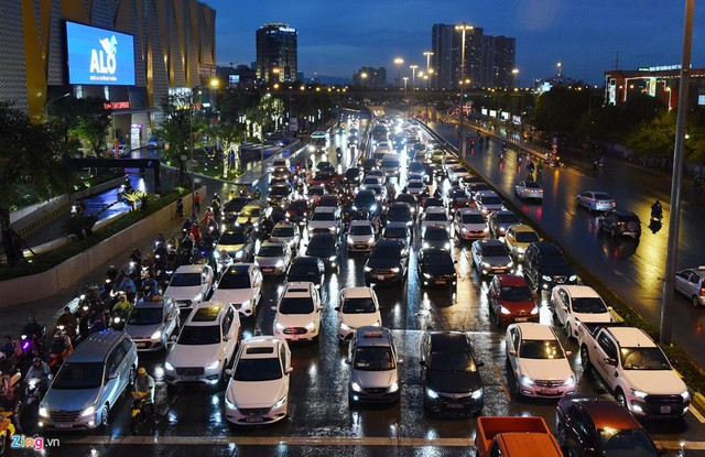
Đường Trần Duy Hưng tối 15/7, sau trận mưa lớn gây ngập ở một số nơi, xế hộp tràn ngập gây nên cảnh ùn tắc kéo dài vài km.
