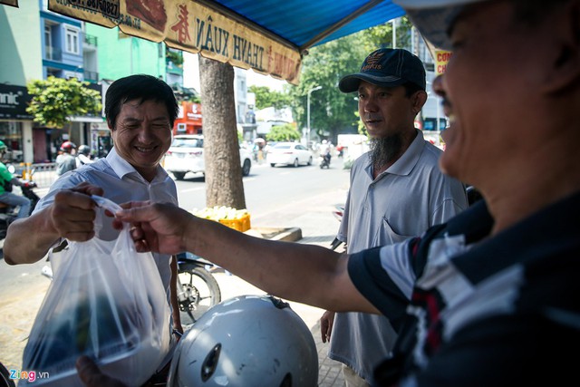 
Ông Vương Địch Tuyền (người áo trắng, ngụ quận 1) cho biết ông đã là khách hàng quen thuộc tại đây được gần 10 năm nay. Tôi đã ăn ở tiệm này quen, không qua chỗ khác được, ông Tuyền nói thêm.
