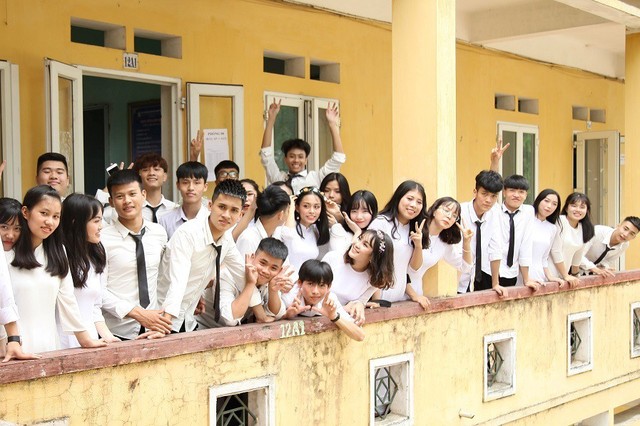 
 Nguyễn Thị Trà My cùng các bạn lớp 12A1 Trường THPT Hồng Thái, TP Hà Nội.
