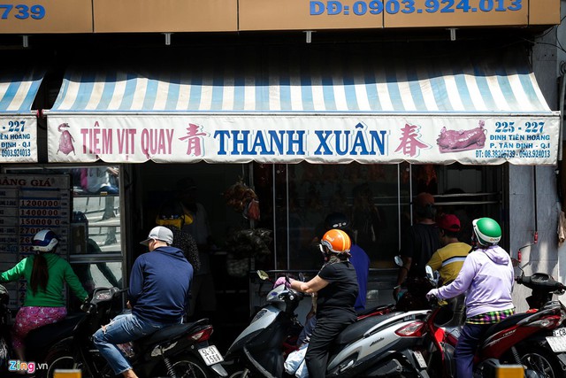 
Vịt quay Thanh Xuân (vịt quay Cầu Bông) là một trong những tiệm nổi tiếng ở Sài Gòn. Mở cửa từ 7h đến 21h, tiệm luôn tấp nập khách ra vào. Bên cạnh vịt quay, khách còn nhiều lựa chọn khác như heo quay, phá lấu, gà quay, lòng vịt...
