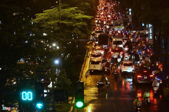 Phố Nguyễn Chí Thanh, ôtô, xe máy bị ùn dài từ ngã tư Kim Mã tới Trần Duy Hưng lúc 18h30.
