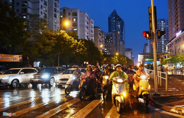 
Tại đường Lê Văn Lương, xe máy dừng đỗ đèn đỏ ngay trên làn dành riêng cho xe buýt BRT. Nguyên nhân do các lối đi còn lại đã bị ôtô dừng đỗ chiếm hết.
