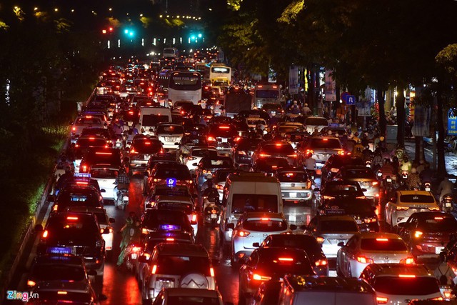 
Đèn phanh ôtô đỏ rực lúc 19h15 tại đường Trần Duy Hưng do người điều khiển và các phương tiện hầu như chôn chân tại chỗ nhiều phút.
