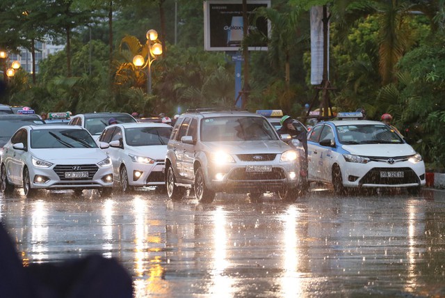 Mưa giải nhiệt sau chuỗi ngày nắng nóng khiến Hà Nội xuất hiện nhiều nơi ngập, giao thông tắc nghẽn - Ảnh 4.