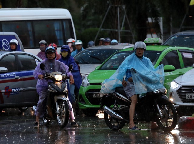 Mưa giải nhiệt sau chuỗi ngày nắng nóng khiến Hà Nội xuất hiện nhiều nơi ngập, giao thông tắc nghẽn - Ảnh 7.