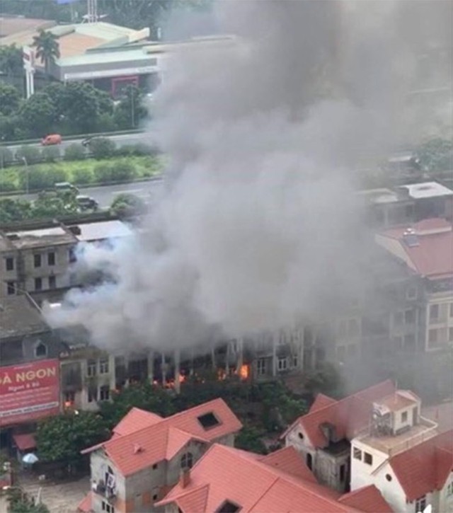 Hà Nội: Hiện trường vụ cháy lớn tại quán gà ở KĐT Thiên đường Bảo Sơn - Ảnh 1.