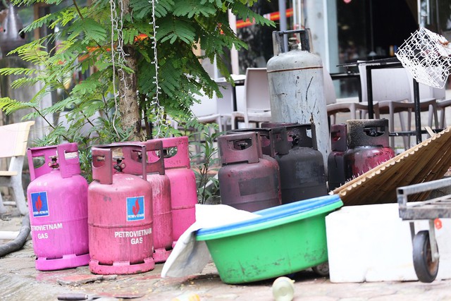 Hà Nội: Hiện trường vụ cháy lớn tại quán gà ở KĐT Thiên đường Bảo Sơn - Ảnh 8.