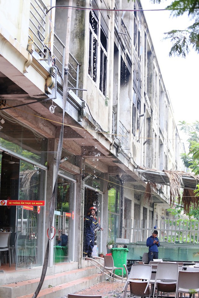 Hà Nội: Hiện trường vụ cháy lớn tại quán gà ở KĐT Thiên đường Bảo Sơn - Ảnh 12.