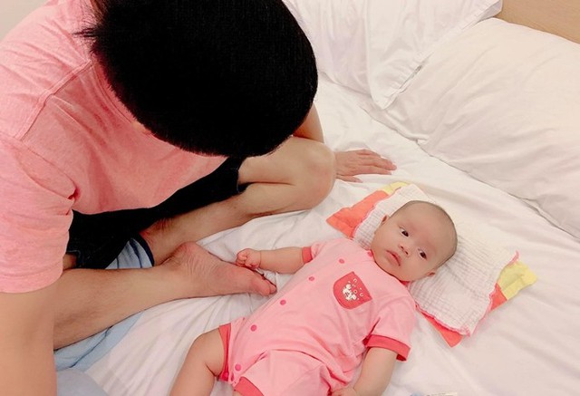 Hình ảnh bạn trai đang chăm con được Minh Chuyên đăng tải.