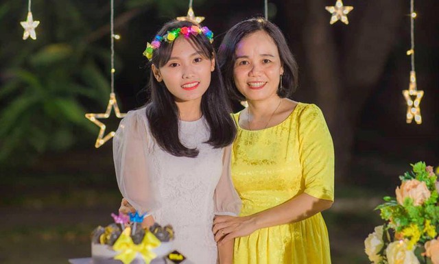 
 Nguyễn Thị Thu Hải chụp ảnh kỷ niệm với cô giáo chủ nhiệm dạy văn của mình
