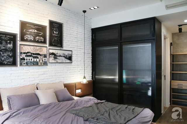 
Căn phòng ngủ master với cách trang trí vô cùng đặc biệt. Hệ tủ cánh trượt kính màu đen cá tính được kết nối với tranh treo đầu giường. Hệ giường với đầu giường bằng da cùng tông với nội thất chính bên ngoài.
