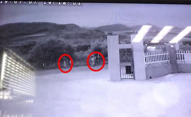 Vào khoảng hơn 19h ngày 7/7, camera an ninh còn ghi lại được hình ảnh của 3 người xuất hiện cùng nhau ở nơi đây...