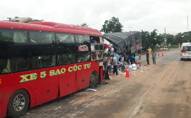 Xe khách đối đầu xe tải trên quốc lộ 1A, 2 tài xế tử vong, nhiều người bị thương - Ảnh 1.