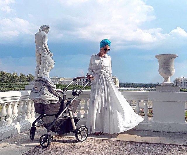 Oksana đưa con trai đi tắm nắng ở cung điện tại Kuala Lumpur hồi tháng 6. Ảnh: Instagram.