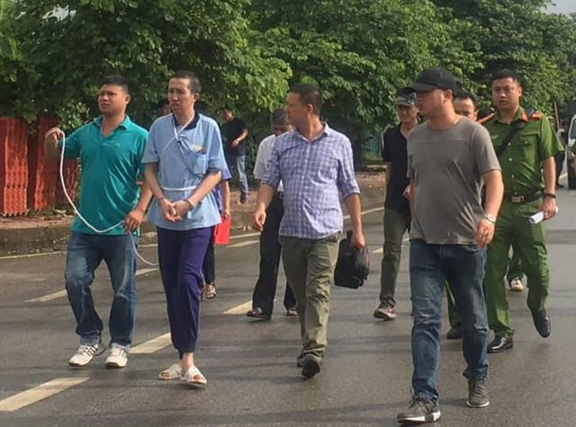 
Cảnh sát dẫn giải Bùi Văn Công đến hiện trường. Ảnh: Đại Việt

