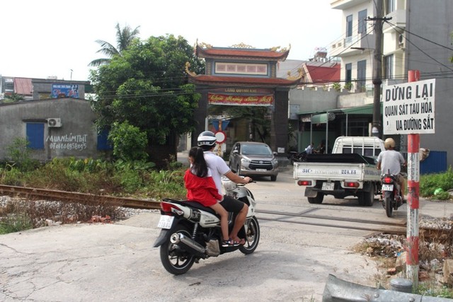 Tại điểm giao cắt đường sắt dẫn vào cổng thôn Quỳnh Khê - Nơi xảy ra vụ tai nạn có biển cảnh báo chú ý quan sát tàu hỏa. Ảnh: Đ.Tùy