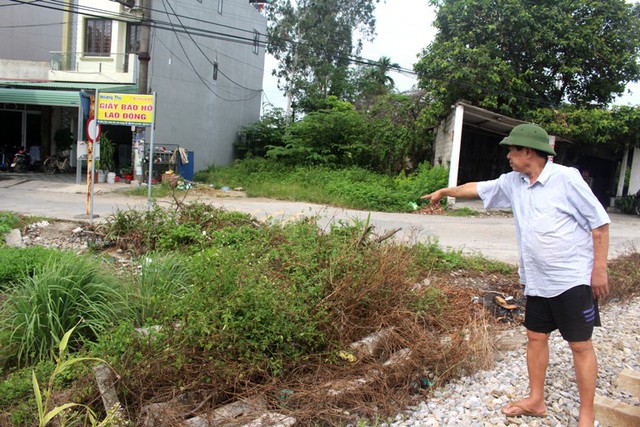 Vị trí 2 nạn nhân sau khi bị tàu hỏa đâm văng. Ảnh: Đ.Tùy