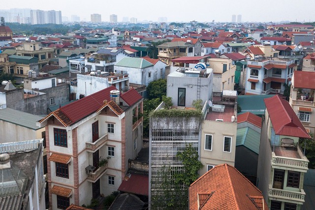 Ngôi nhà 5 tầng tại Yên Ngưu, Thanh Trì, Hà Nội là tổ ấm của một gia đình ba thế hệ. Do nhà nằm trong ngõ 4 m, hàng xóm đối diện dễ dàng nhìn thấy nhau, kiến trúc sư đã quyết định biến cửa xếp sắt - vốn rất quen thuộc với các ngôi nhà Việt những năm trước đây - thành vỏ bao che công trình.