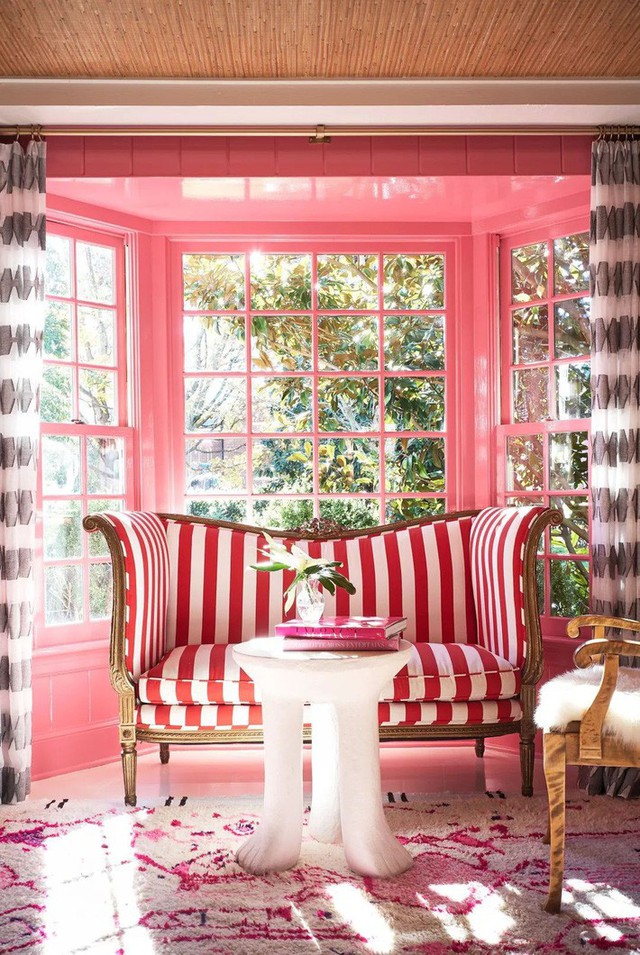 
Nhà thiết kế nội thất Janie Molster nói rằng không có thứ gì quá màu hồng và điều đó là sự thật khi được tô điểm bởi đồ thất sọc đỏ và trắng, tạo sắc hồng san hô dễ thương. Nhưng nếu bạn chỉ muốn nhuộm màu sáng, hãy bắt đầu bằng cách sơn một khu vực nhỏ hơn trong nhà của bạn, giống như trong cửa sổ nhỏ xinh. Nó cho một chút ánh sáng lãng mạn tuyệt vời.
