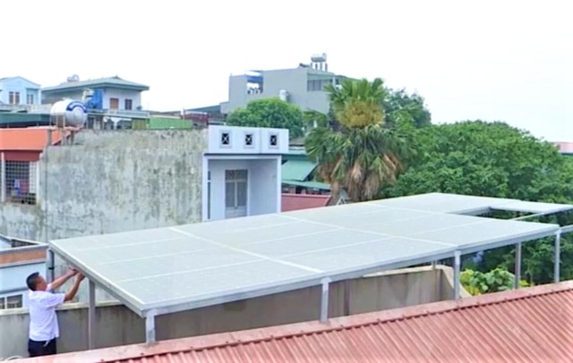 Người dân TP Việt Trì - tỉnh Phú Thọ sử dụng pin năng lượng mặt trời áp mái