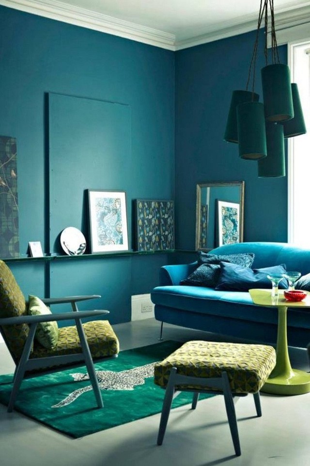
Một bảng màu tương tự trong phòng khách - xanh đậm, xanh ngọc và vàng neon.

