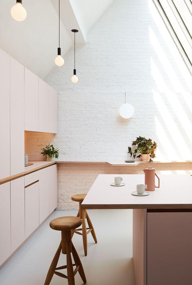 
Màu hồng nhẹ nhàng, tinh tế khi kết hợp với các mảnh hình học hiện đại hơn, hợp lý hơn. Trong nhà bếp này được thiết kế bởi GRT Architects, các đường nét và bảng màu hiện đại tạo cảm giác tươi mới và hiện đại trong khi màu hồng tạo cảm giác mở và sáng sủa.
