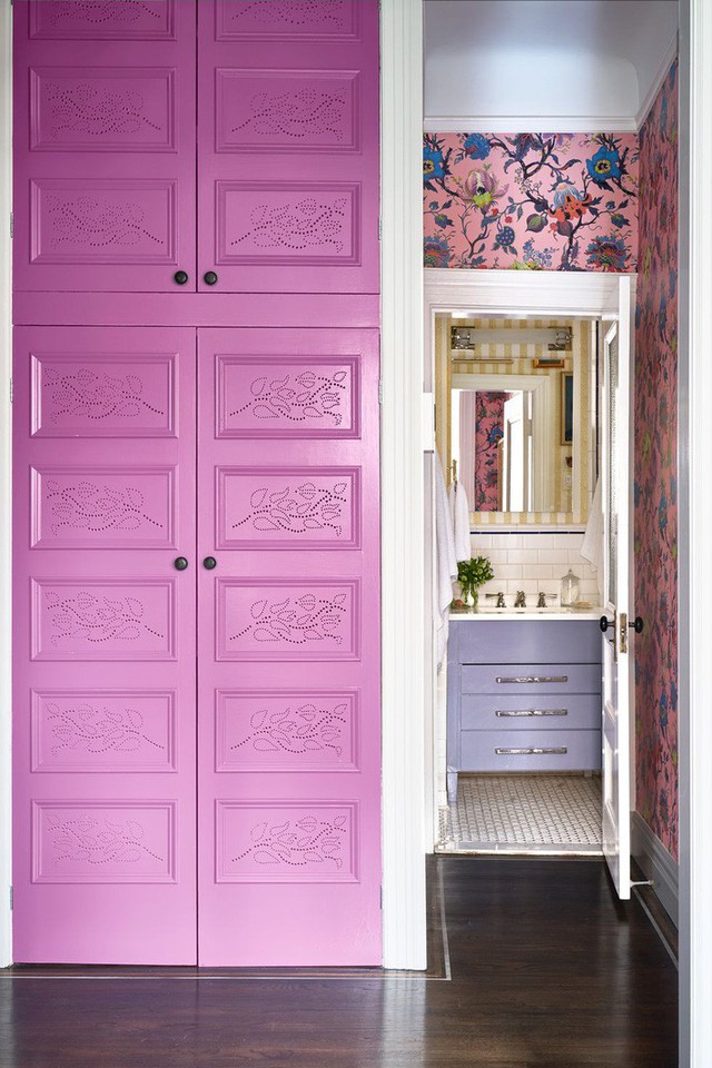 
Được thiết kế bởi Kate Reid, ngôi nhà sơn màu hồng Orchid tạo ra nhiều điểm khác biệt, làm cho những cánh cửa xinh đẹp nổi bật hơn nữa. Độc đáo và táo bạo, sắc thái phong phú của màu hồng này làm tăng bảng màu của hình nền gần đó.
