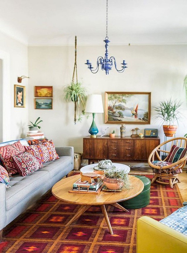 
Phong cách boho giúp phòng khách hiện đại với những chiếc gối in sáng, một tấm thảm và đồ nội thất đầy màu sắc.

