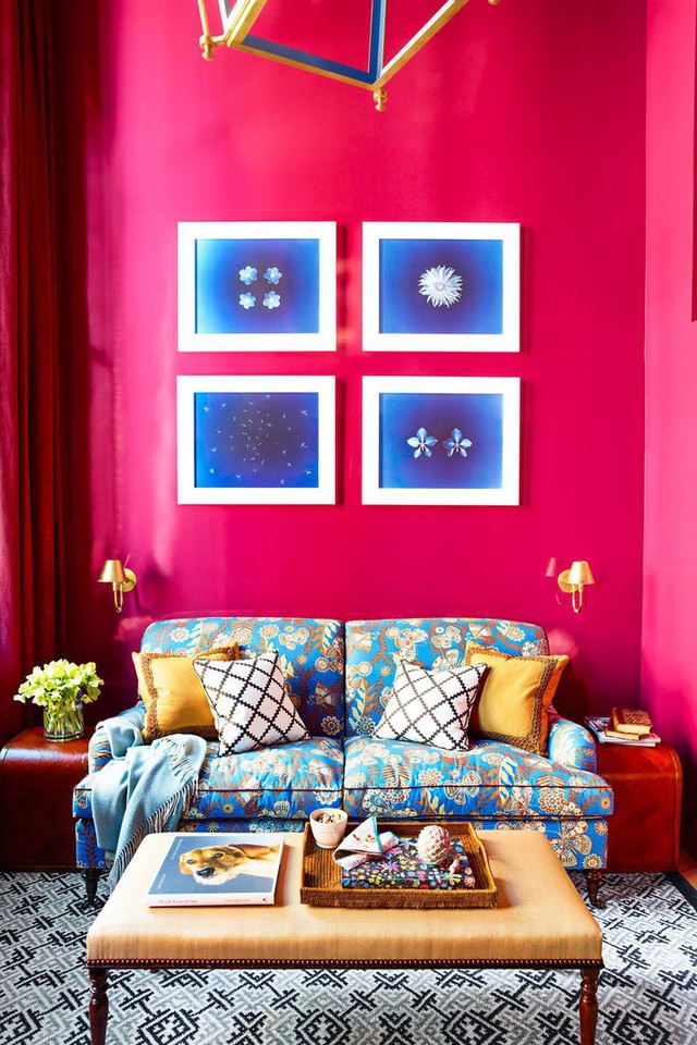 
Mạnh mẽ, bắt mắt và phiêu lưu, những bức tường màu hồng neon trong phòng khách Greenwich Village này được thiết kế bởi Katie Ridder cuốn hút người đối diện ngay từ cái nhìn đầu tiên. Các tông màu xanh da trời tương phản và đồ nội thất truyền thống làm cho nó chuyển tiếp và vượt thời gian. Sử dụng nó trong một tiền sảnh sẽ tạo một lối vào ấm áp và chào đón.
