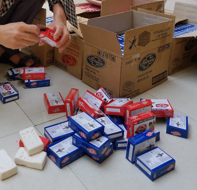 
Hơn 1.900 bánh xà phòng Lifebuoy giả mạo vừa được lực lượng chức năng tỉnh Thanh Hoá phát hiện và tiêu huỷ.
