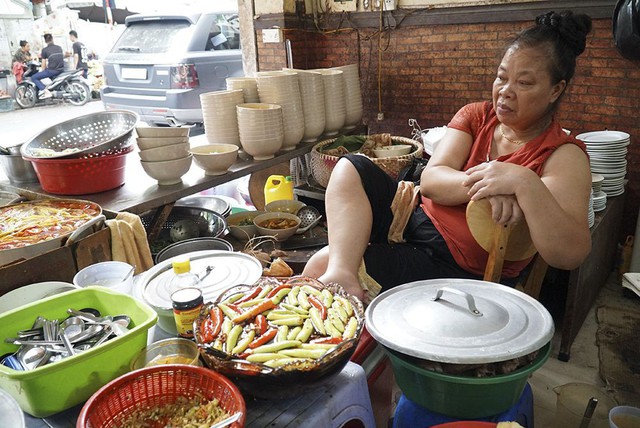 
Bà chủ quán bún trên đường Ngô Sỹ Liên Hán Thị Kim Thảo cho biết đã bán bún được hơn 20 năm

