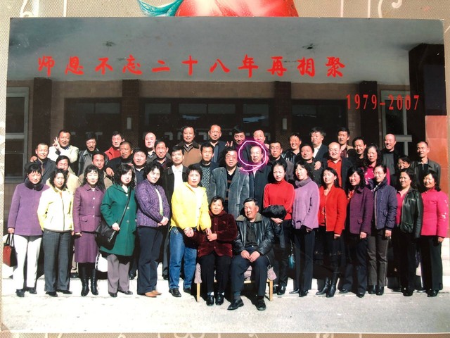 Hình ảnh được chụp vào sinh nhật của cô Trương năm 2007, người đàn ông được khoanh tròn là học sinh quý của cô - Trần Chí Đức.