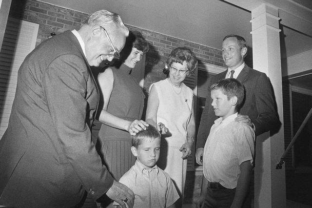 Phi hành gia Neil Armstrong (phải) cùng gia đình tại bang Ohio vào ngày 5/9/1969. Ảnh: AP.