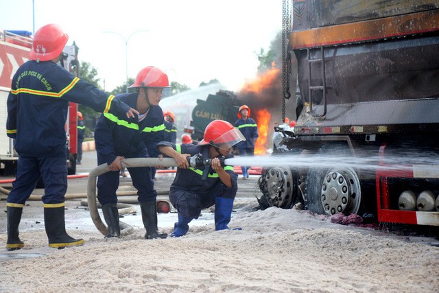 Hai ôtô cùng bốc cháy sau cú tông, hai người chết  - Ảnh 2.