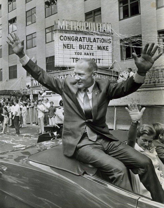 Ông Buzz Aldrin vẫy chào đám đông trong một lễ diễu hành tại Houston vào ngày 16/8/1969. Ảnh: AP.