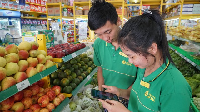 Anh Minh Tuấn - nhân viên mới xem lại bài học trên phần mềm trước khi thực hành