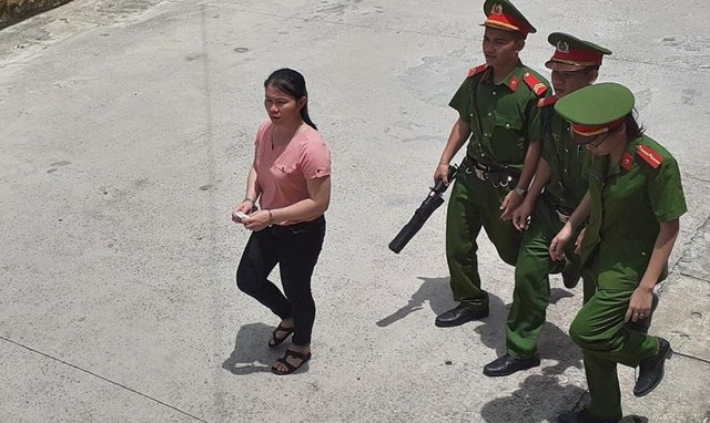 Cảnh sát dẫn giải bị cáo Ven Thị Xy về Trại tạm giam Công an tỉnh Nghệ An.