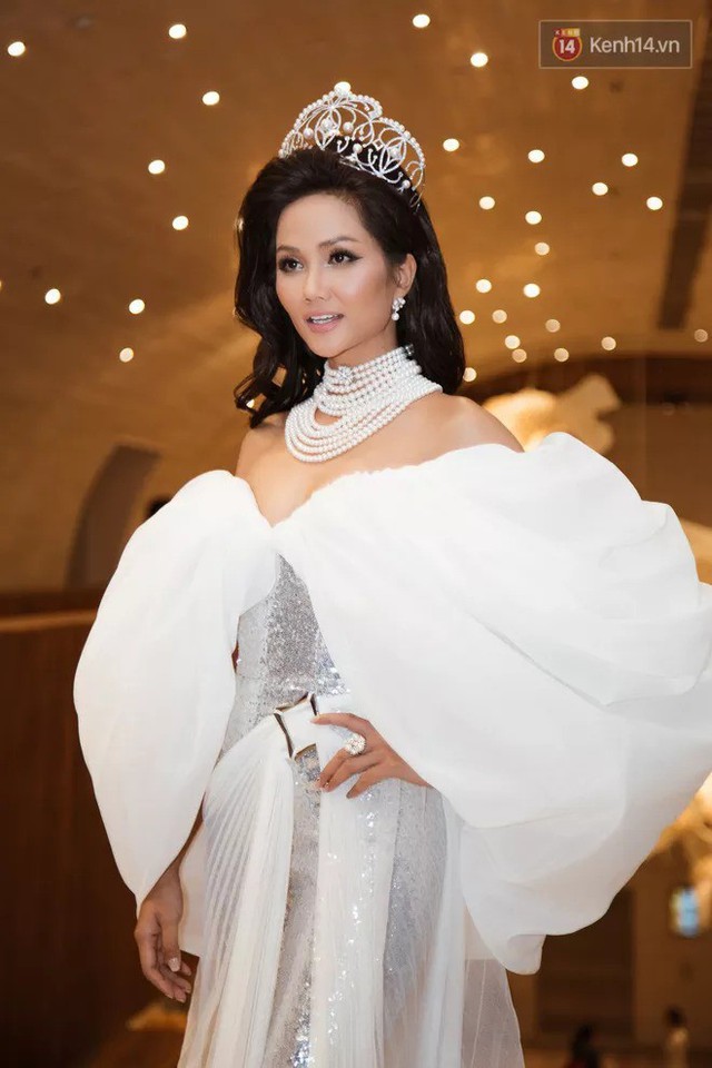 Mới đây nhất, cô được BTC Miss Universe Vietnam quyết định dành tặng vĩnh viễn chiếc vương miện Empower trị giá hơn 2.7 tỷ đồng.