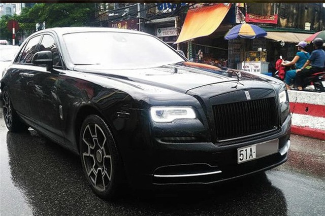 Một chiếc xe siêu sang tiền tỷ rất hay được Bảo Hưng sử dụng đó chính là Rolls-Royce Ghost thế hệ thứ nhất. Được biết, chiếc xe này đã được độ lên phiên bản Black Badge ngay khi thuộc sở hữu của Bảo Hưng.