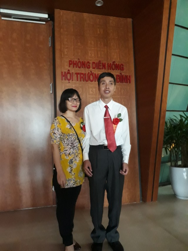 
Vợ chồng anh Hoàng Văn Lý trong buổi nhận bằng khen của Bộ VH-TT&DL dịp tôn vinh 30 cặp gia đình khuyết tật tiêu biểu trên cả nước vào năm 2016 (ảnh nhân vật cung cấp).
