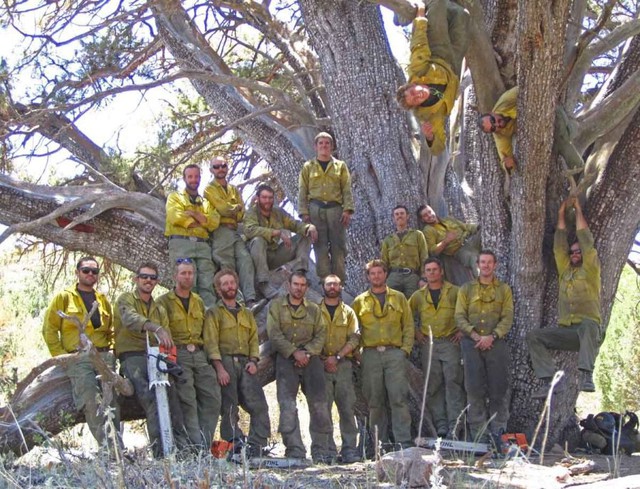 
Bức ảnh chụp chung của đội cứu hỏa Hotshots, những người anh em đã kề vai sát cánh cùng nhau chiến đấu chống lại tên giặc lửa.
