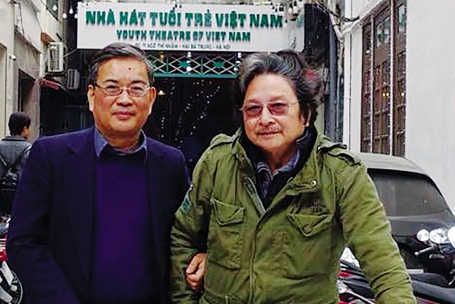 
Họa sĩ Lê Trí Dũng và nhà sưu tầm tranh Trương Nhuận (trái). Ảnh: NVCC
