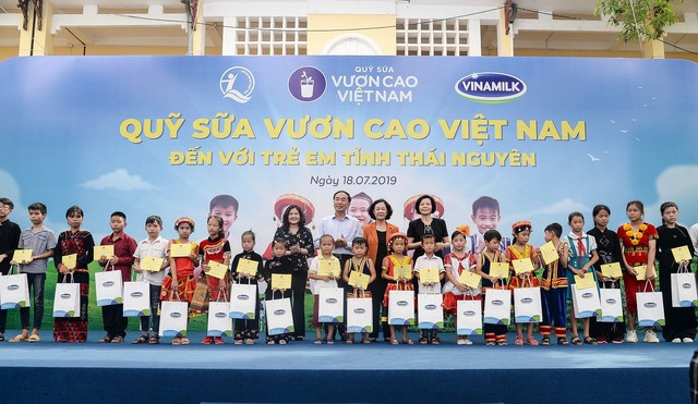 Sữa vươn cao Việt Nam và Vinamilk trao tặng 70.000 ly sữa cho trẻ em tỉnh Thái Nguyên - Ảnh 2.